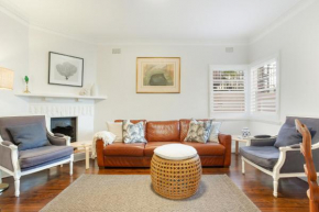 Art Deco lifestyle apartment minutes to the beach